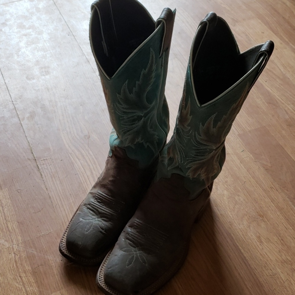 Justin Cowboy or Cowgirl boots